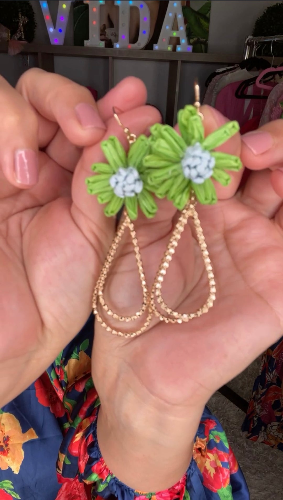Arete Verde con Dorado Flor Colgante (#120)