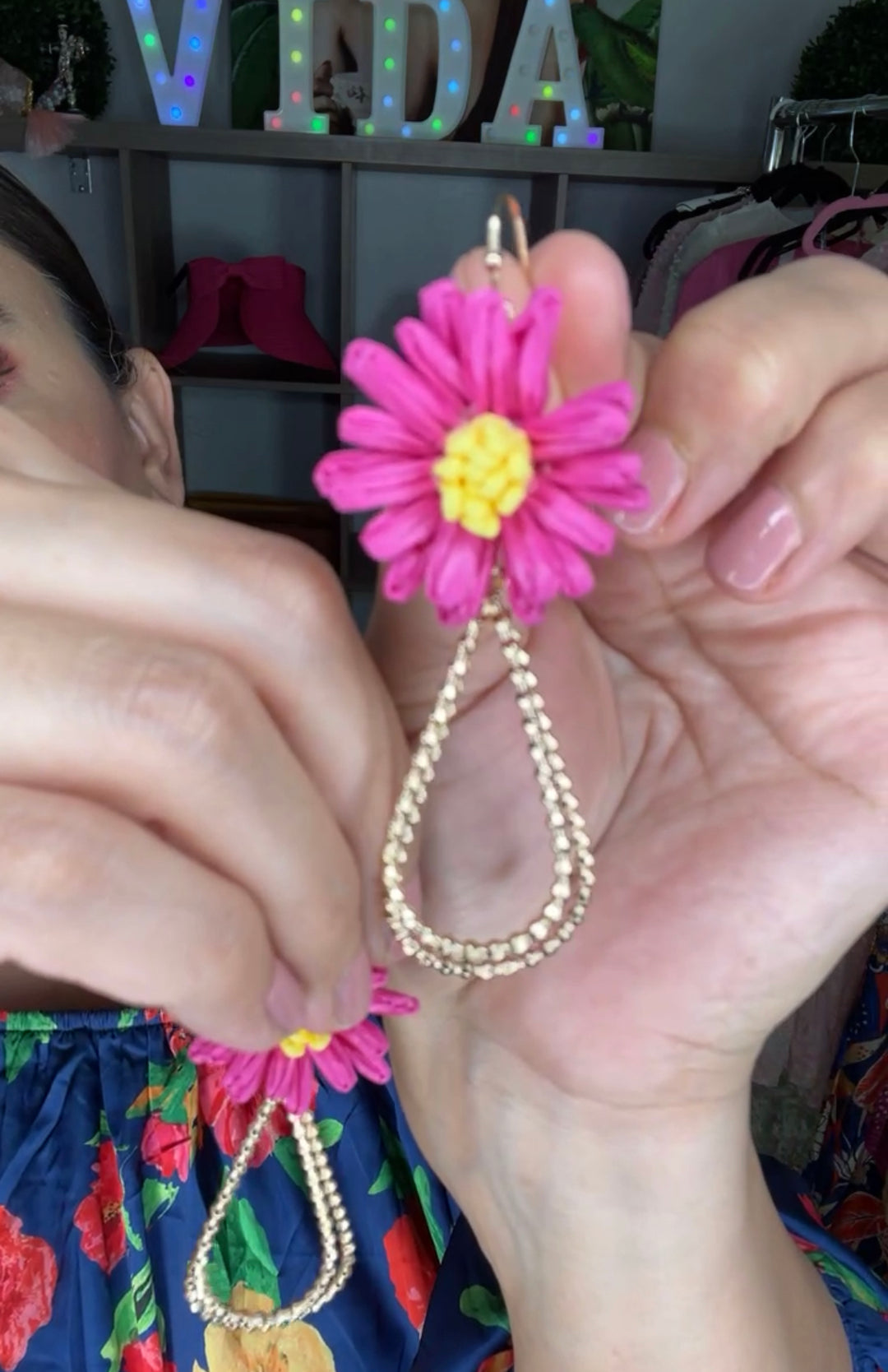 Arete Fuchsia con Dorado Flor Colgante (#112)