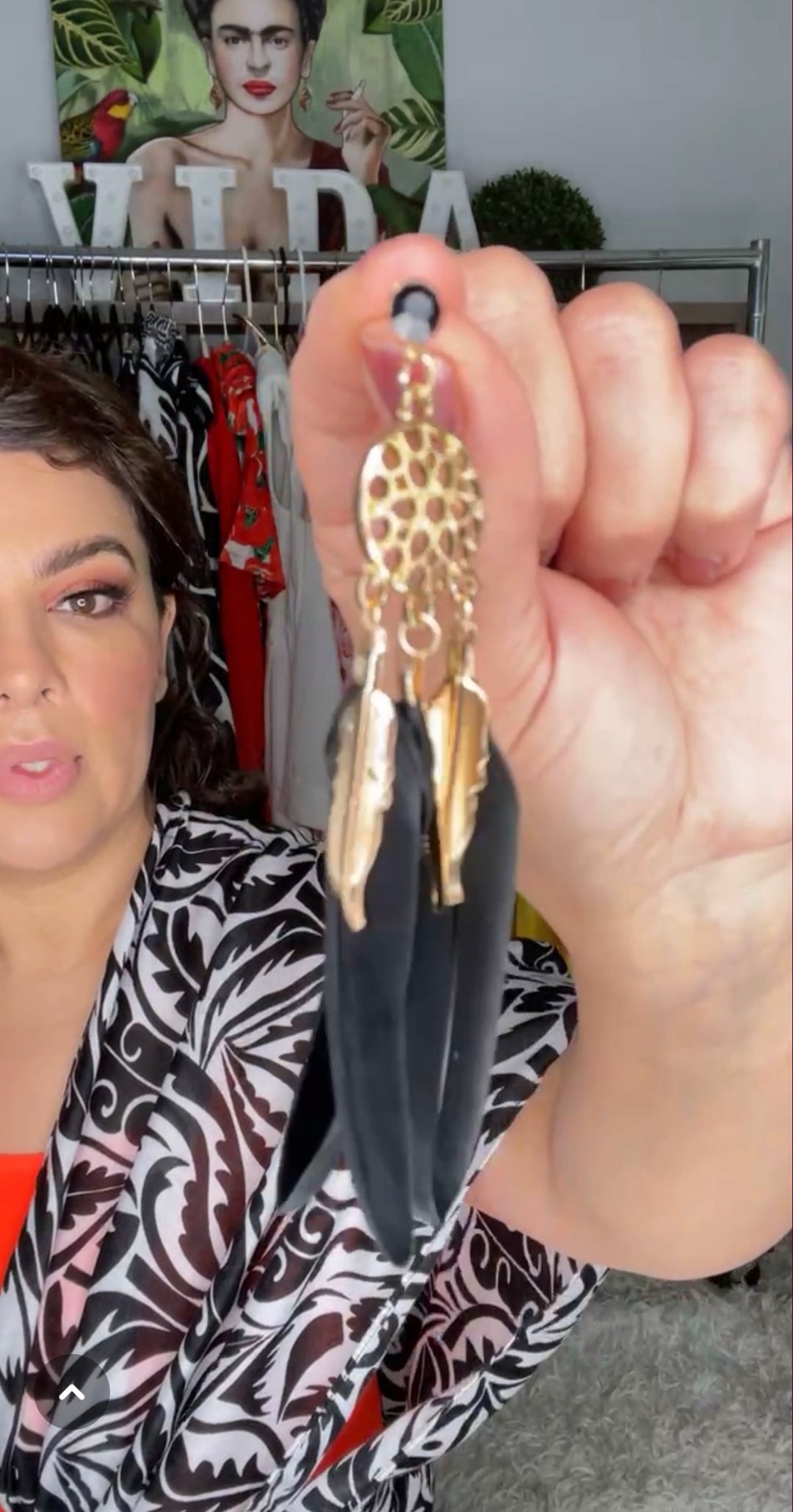 Arete Negro y Dorado Peso Pluma (#200)