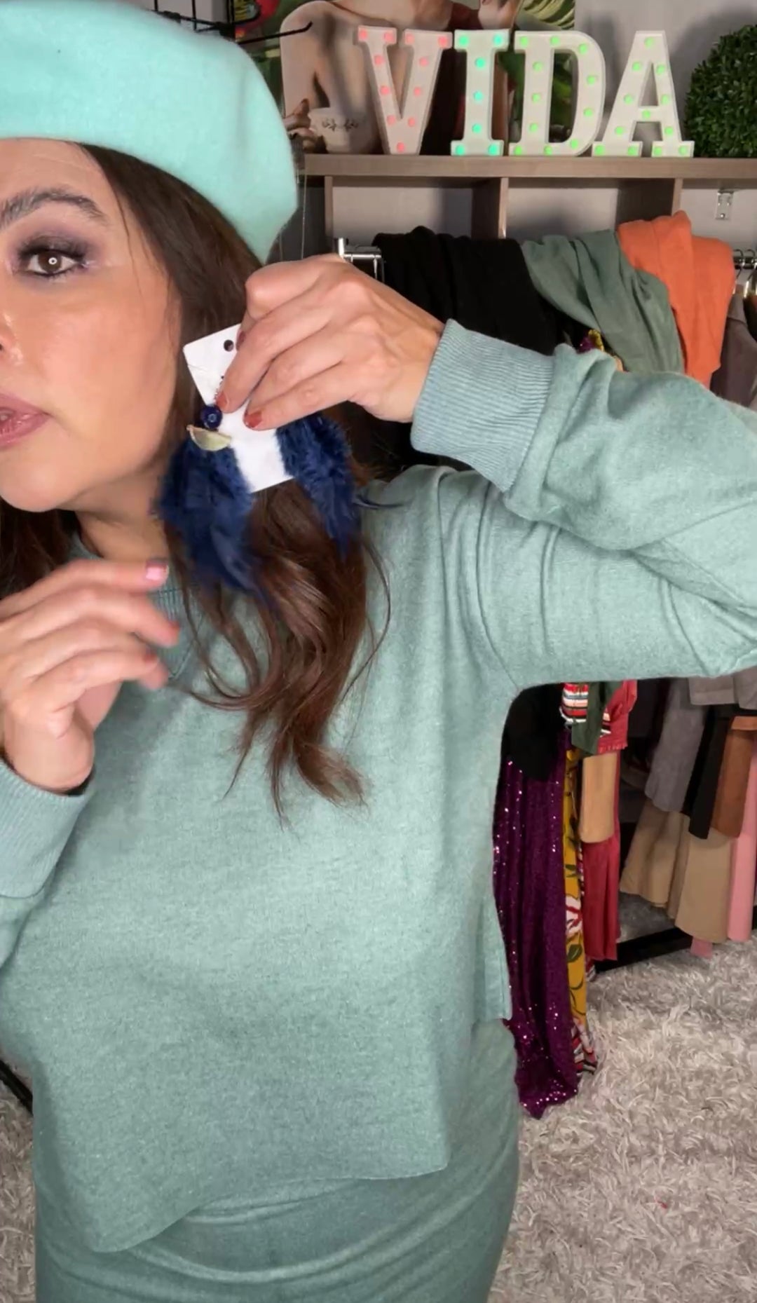 Arete Azul Marino y Dorado Plumas (#157)