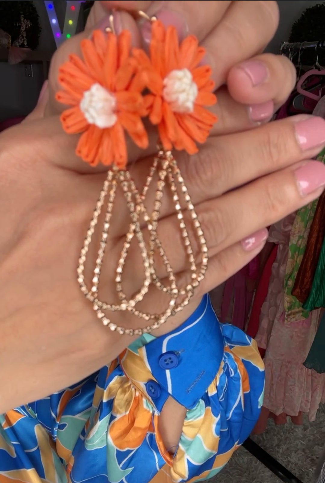 Arete Naranja con Dorado Flor Colgante (#187)