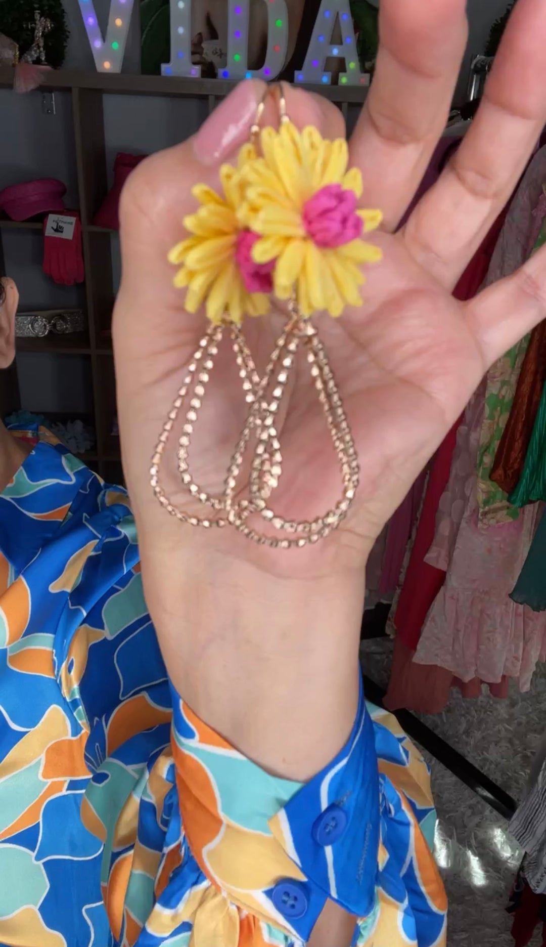 Arete Amarillo con Dorado Flor Colgante (#132)