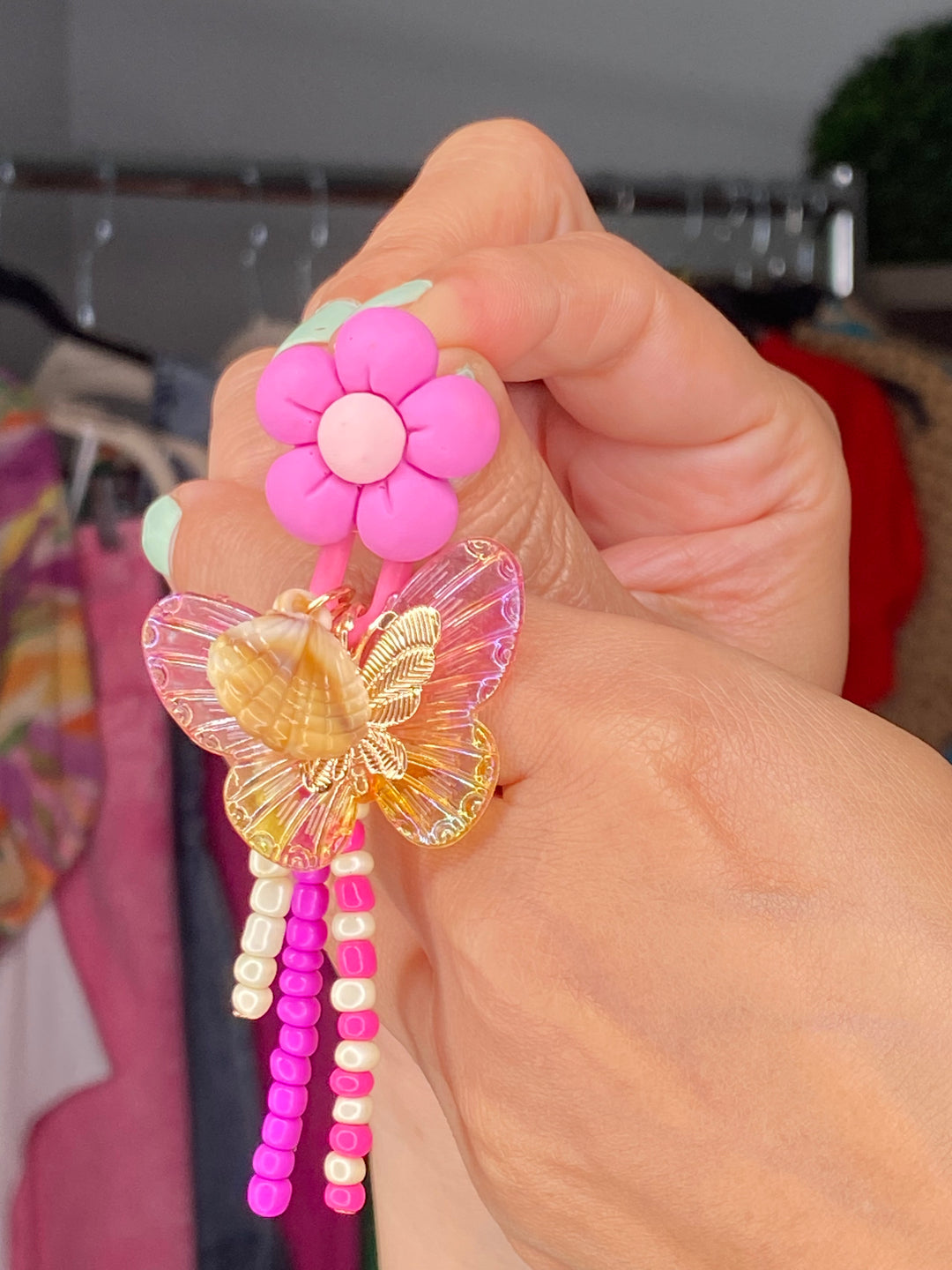 Arete Magenta Mariposa Caricatura (#173)