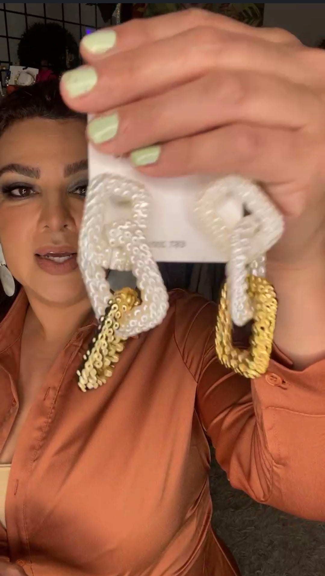 Arete Eslabones Cuadro Blancos y Dorado Bolitas (#158)