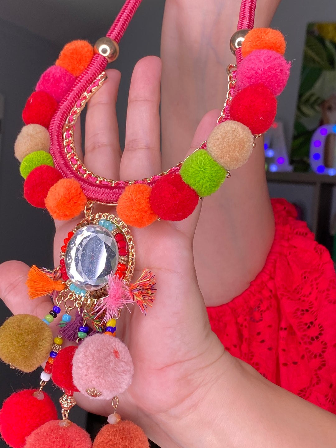 Collar Rojo Pompones y Piedra (#108)