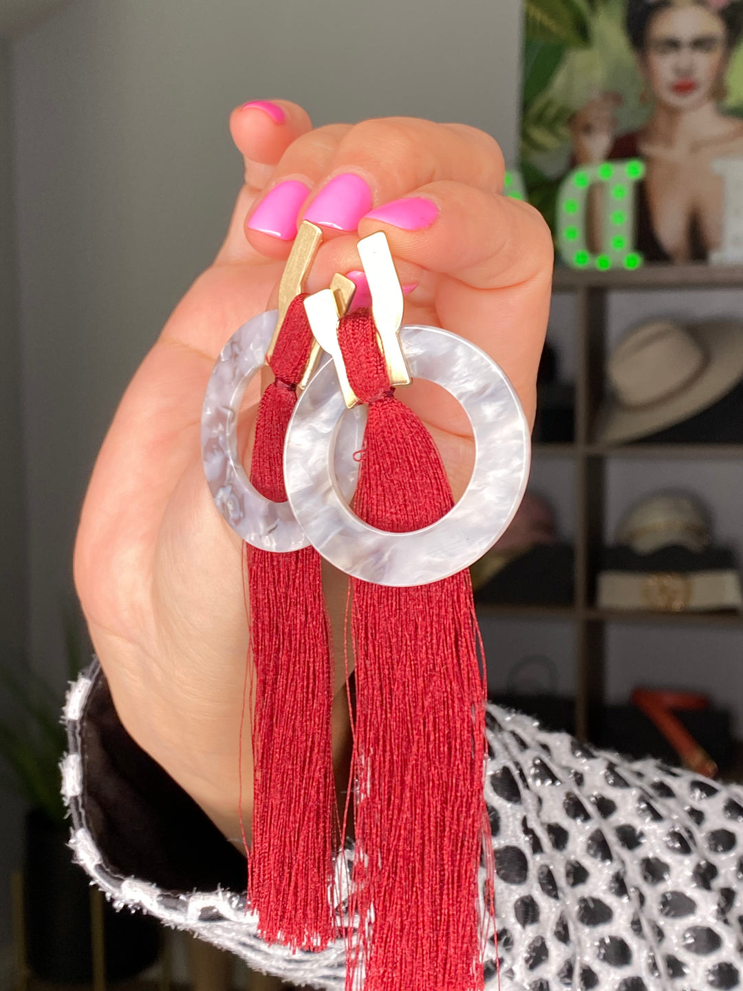 Arete Gris Carey Barbas Guinda (#122)