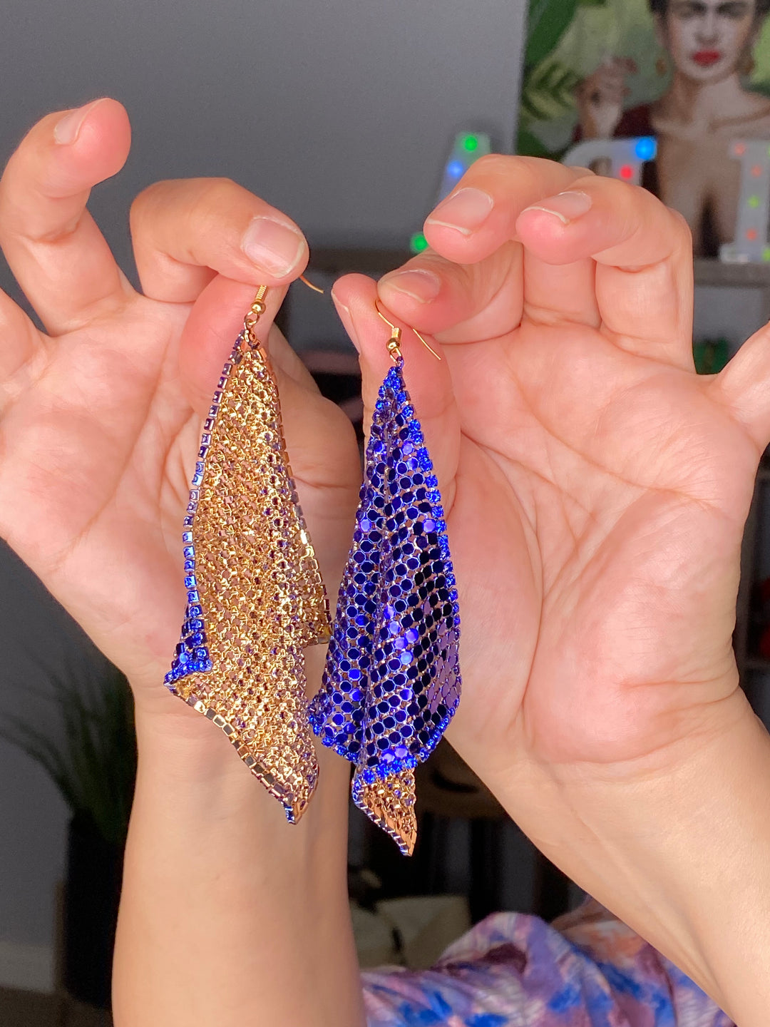 Arete Azul Royal y Dorado Metal