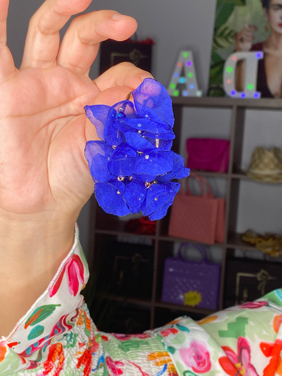 Arete Dorado Flor Azul Royal tela Arracada (#179)