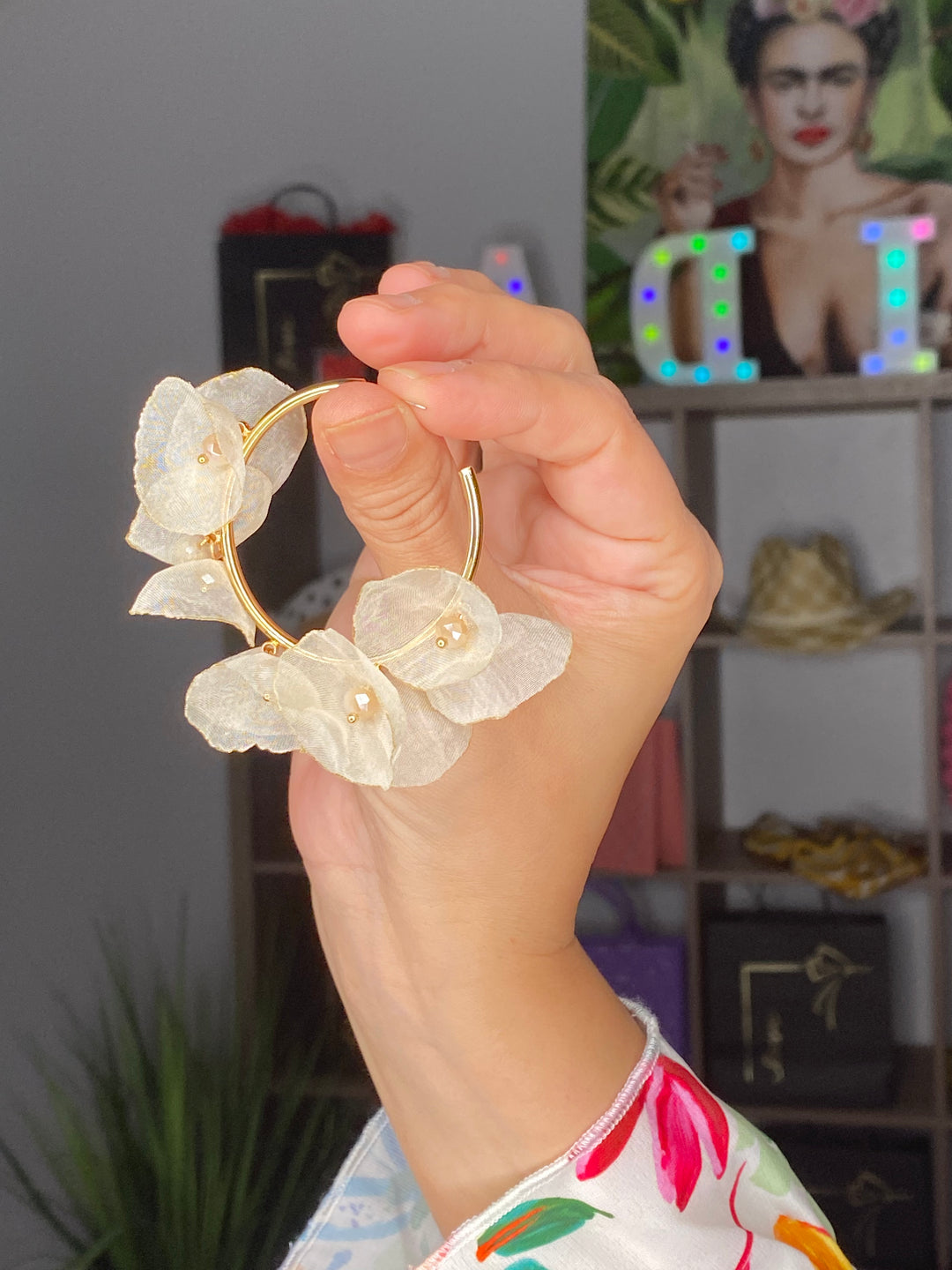 Arete Dorado Flor Beige Tela