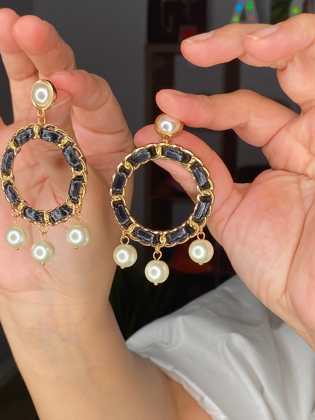 Arete Dorado Piel Negra y Perlas (#184)
