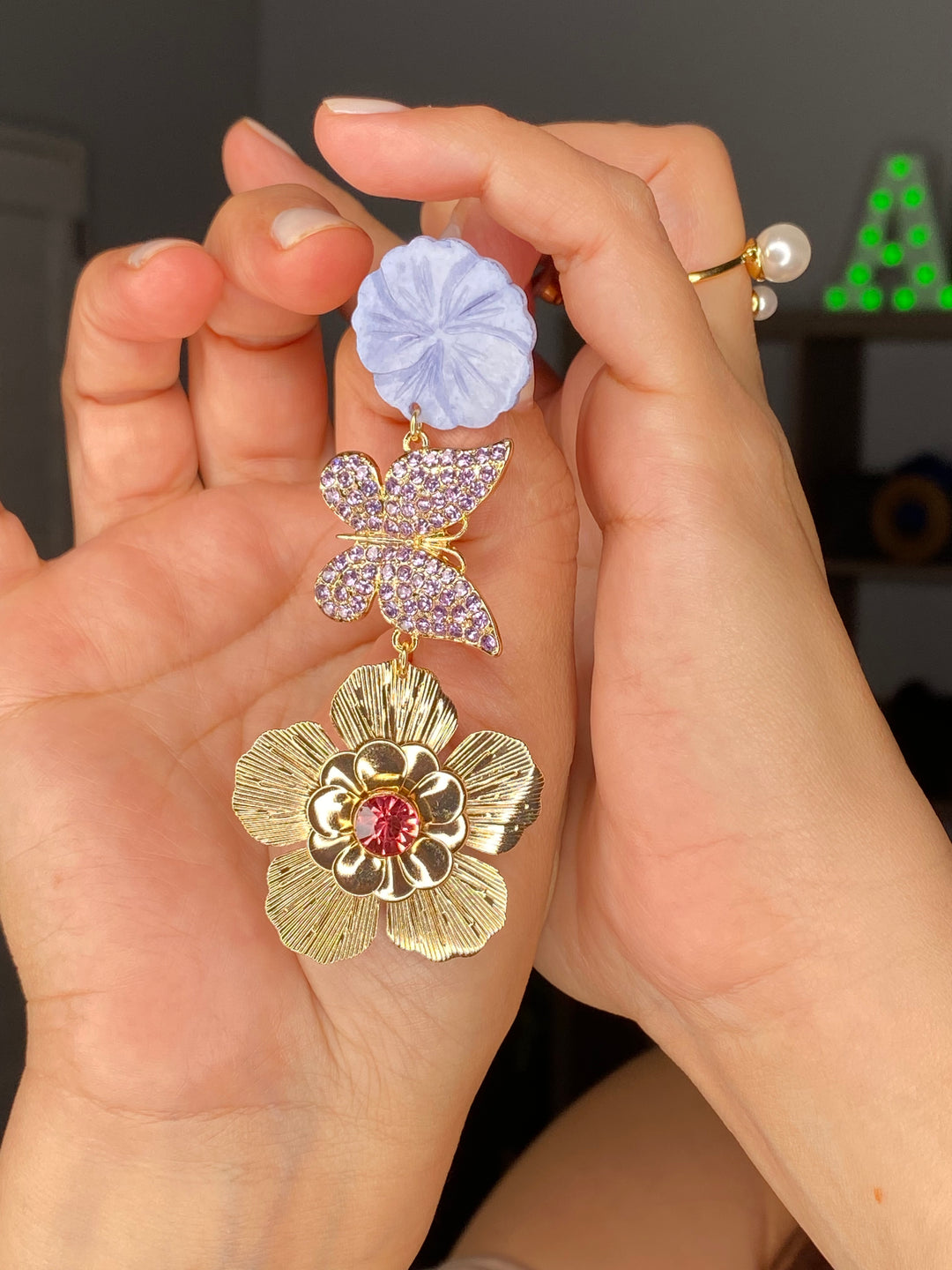 Arete Lila y Dorado Mariposa (#155)