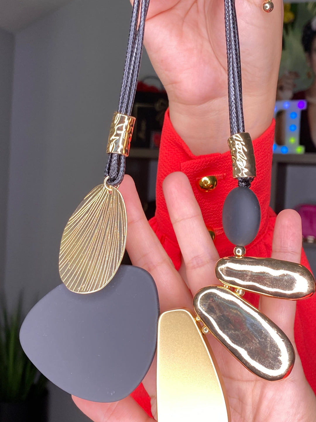 Collar Negro Piedra Negra y Dorado (#144)