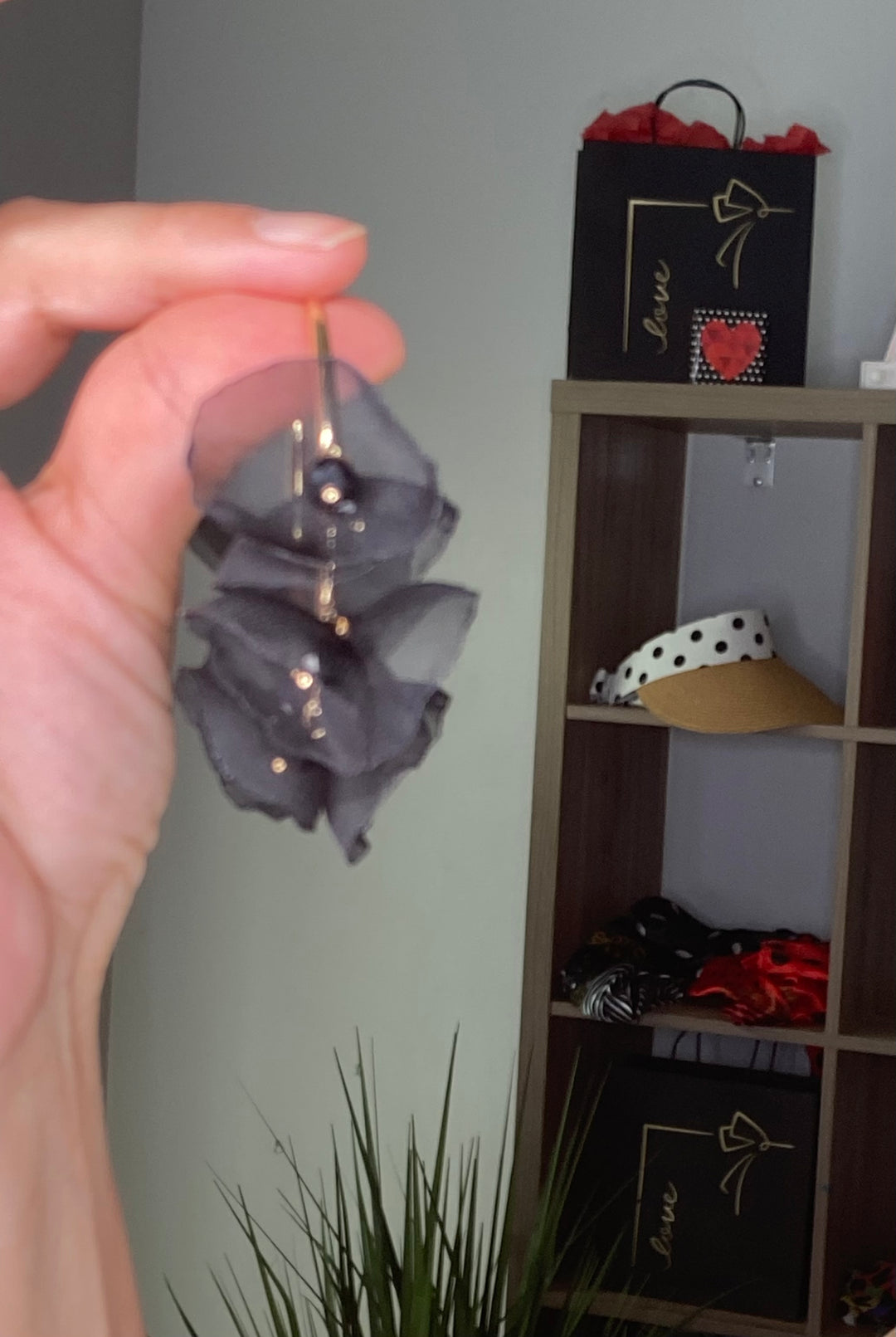 Arete Dorado Flor Negra Tela (#136)