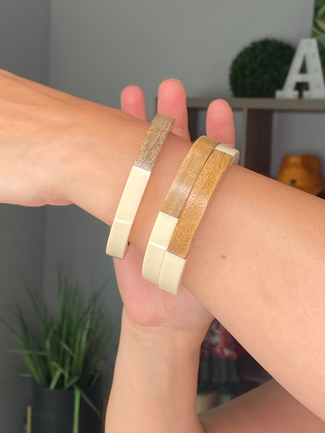 Pulsera Beige con Madera (#101)