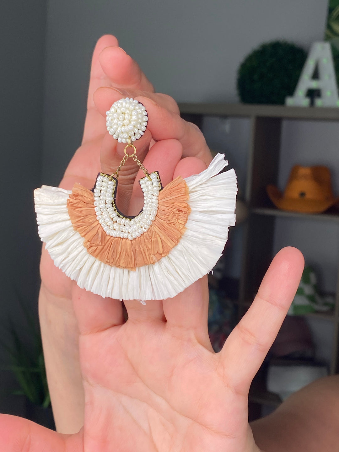 Arete Beige Rafia Abanico (#102)