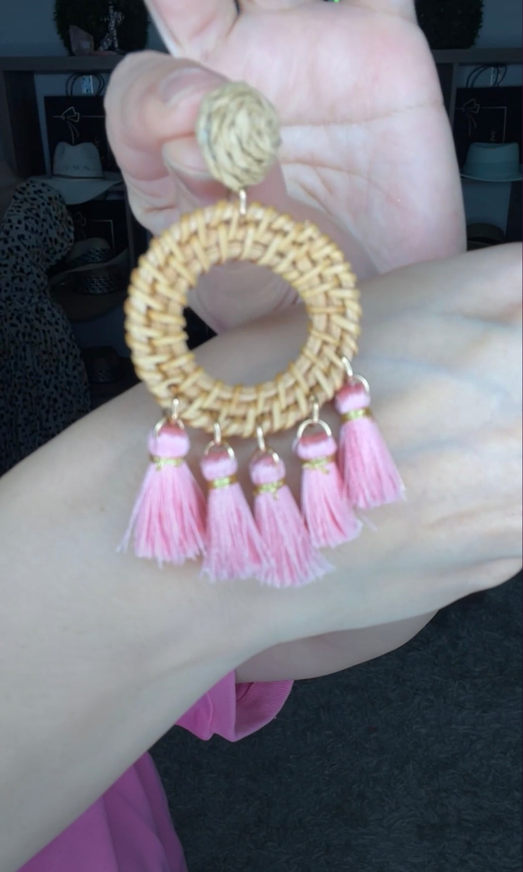 Arete Rosa chicle Barbas y Rafia Natural (#217)