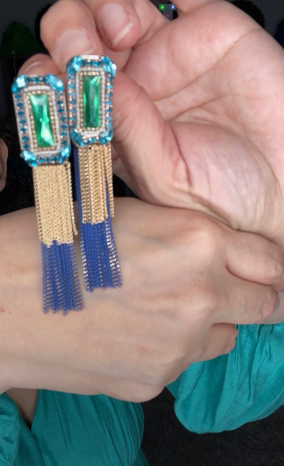 Arete verde esmeralda y azul tassel (#183)