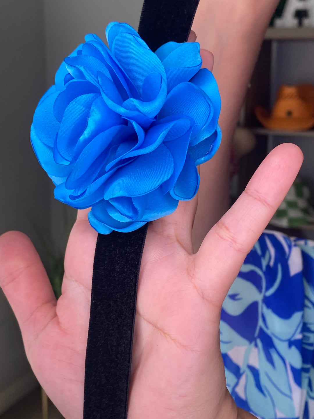 Collar Chocker Flor Azul Cielo Velvet Negro (#163)