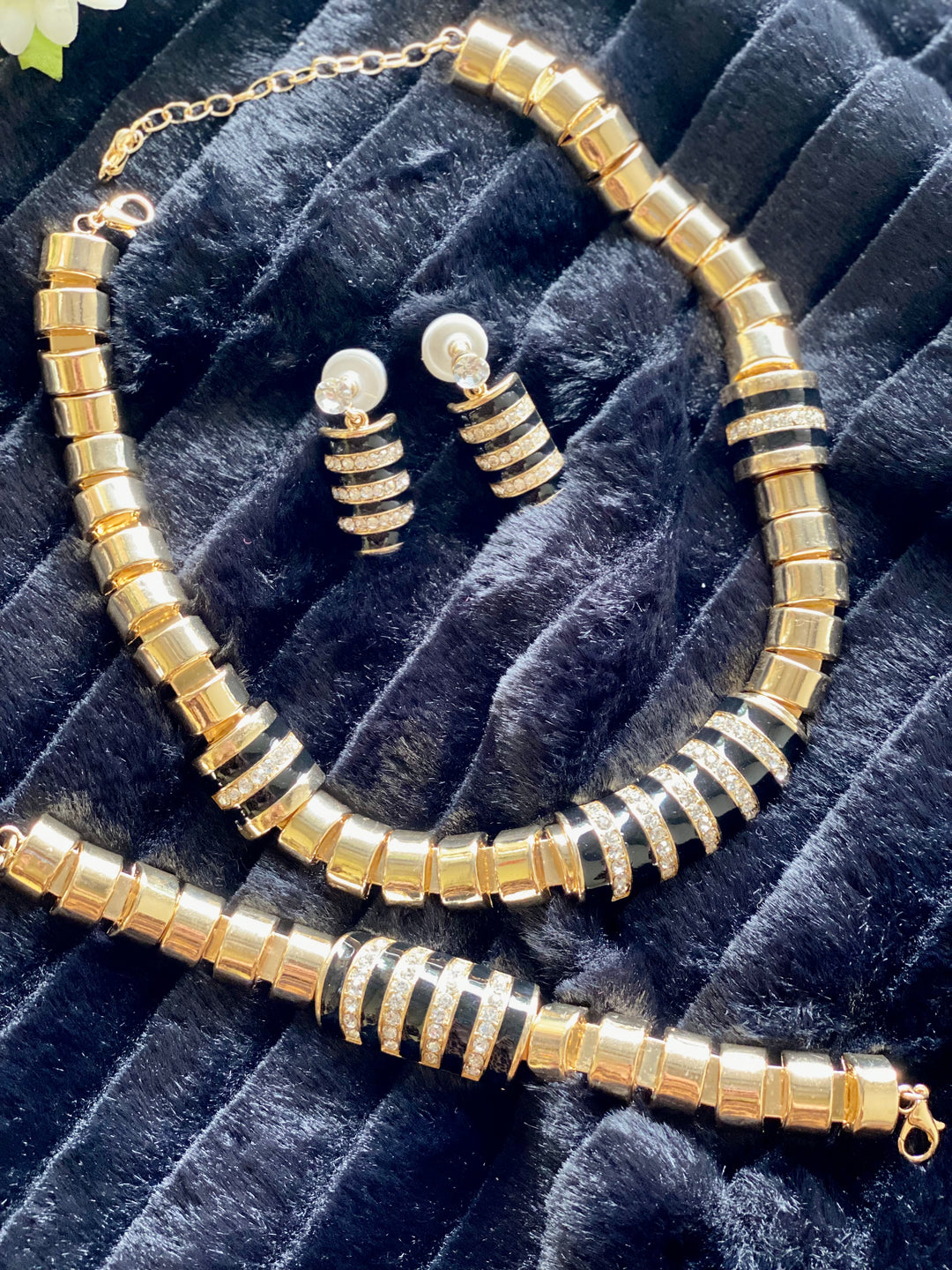 Collar set aretes y esclava dorado negro y pedreria