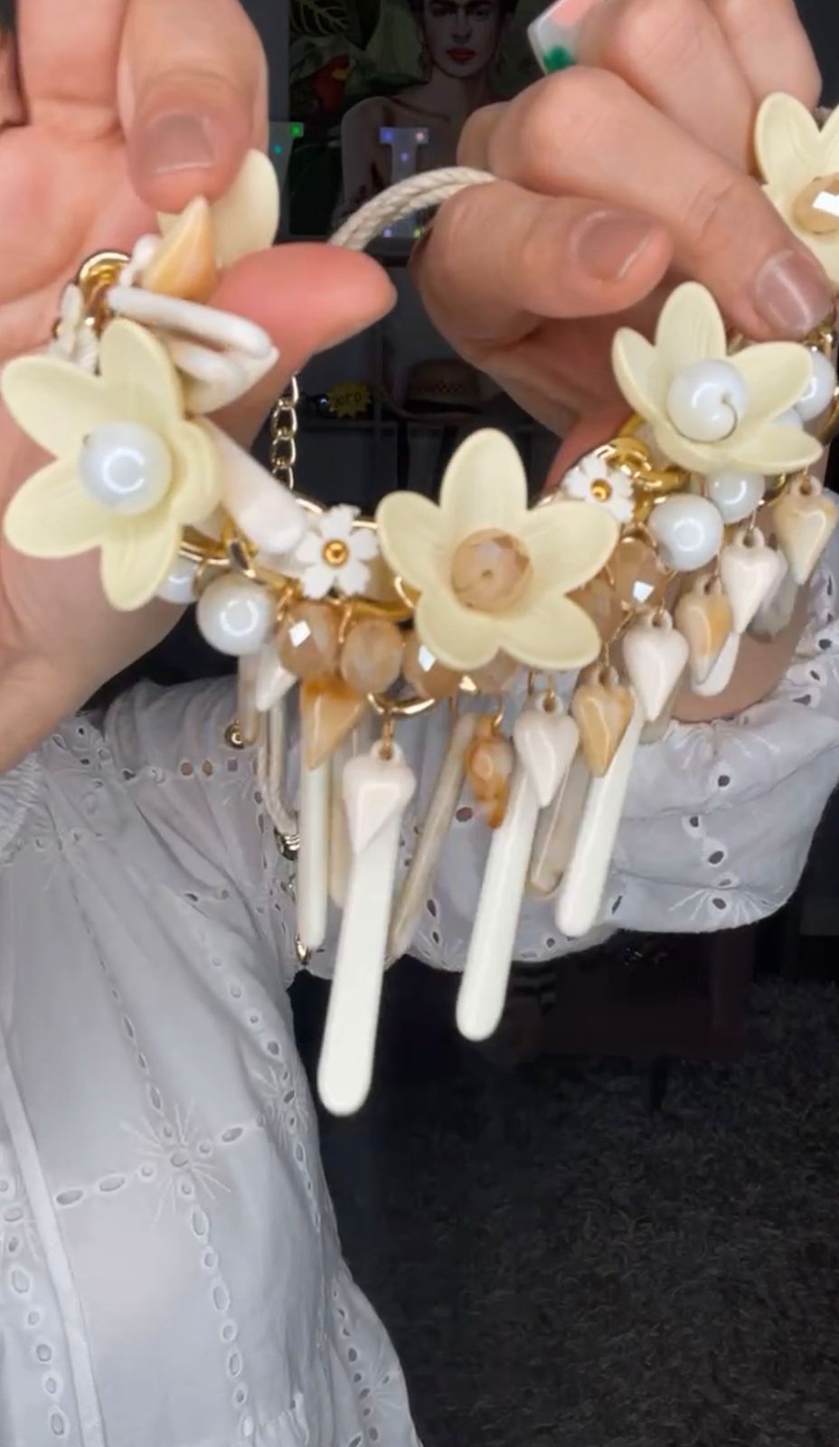 Collar Beige Flores con Cascada (#188)