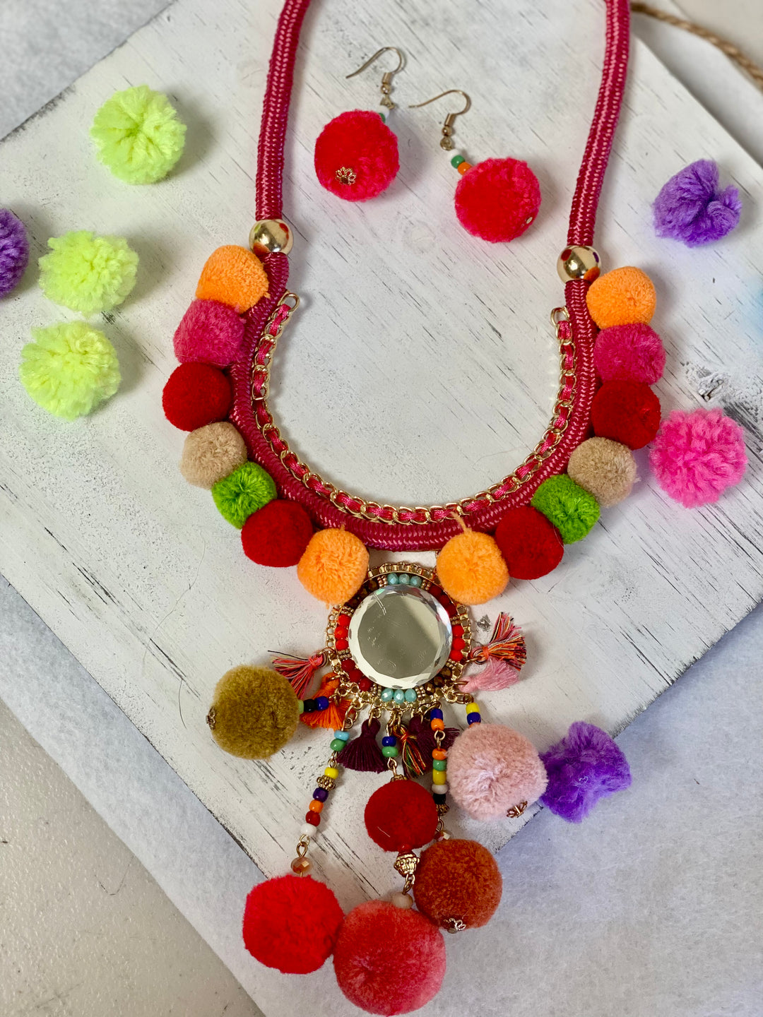 Collar set pompones rosa fiusha y multi color