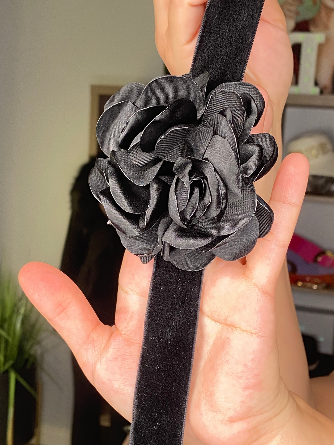 Collar Chocker Flor Negra Velvet Negro (#168)