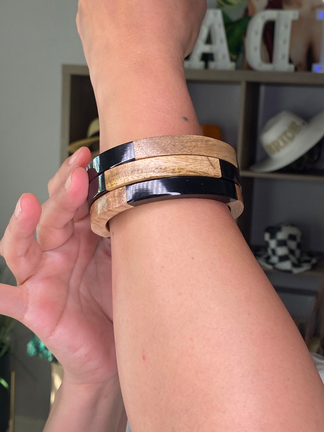 Pulsera Negra con Madera (#141)