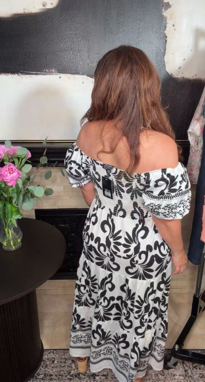 Vestido negro y blanco floral fresco midi (
