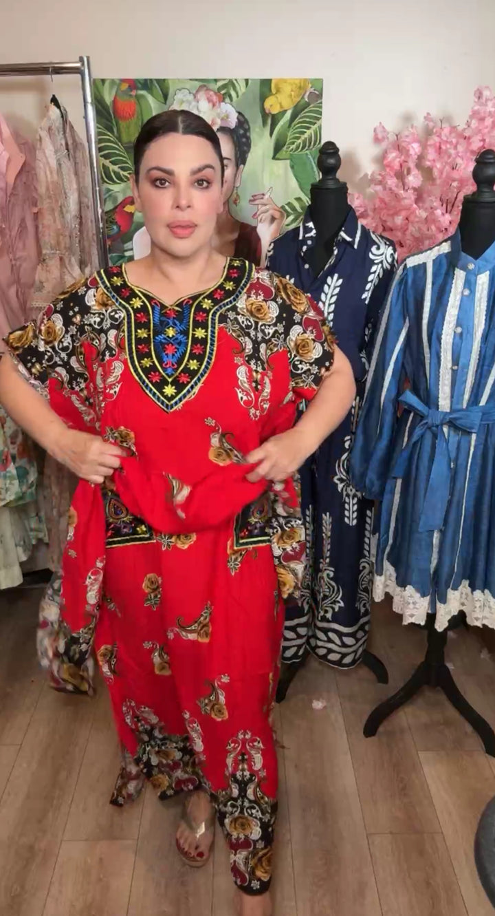 Vestido rojo bordado étnico y cinto maxi (