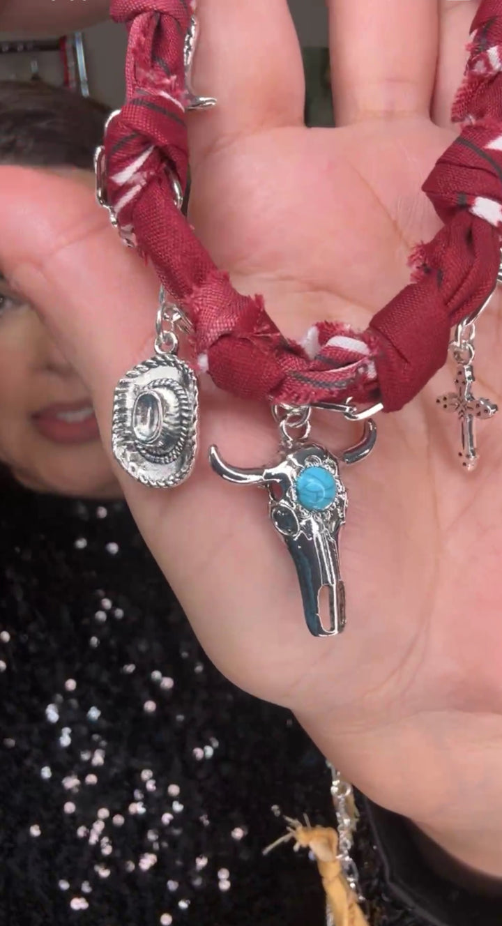 Collar Vino Paño y Cabeza Tono Plata (#121)