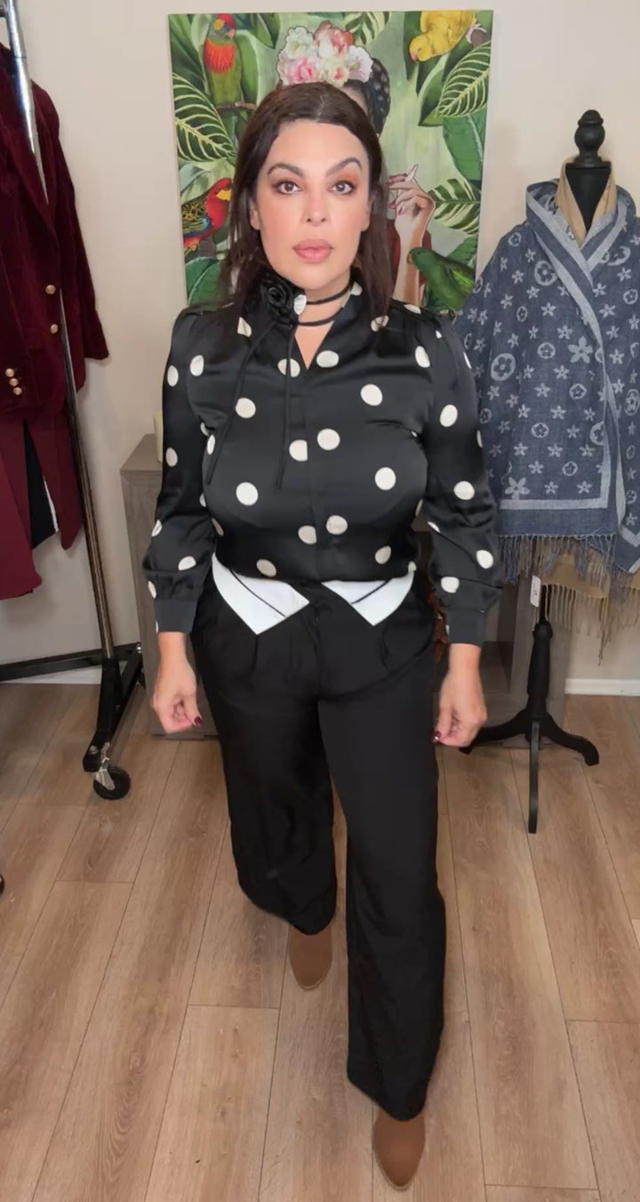 Blusa negro y blanco boleada satinada con flor collar (#111)