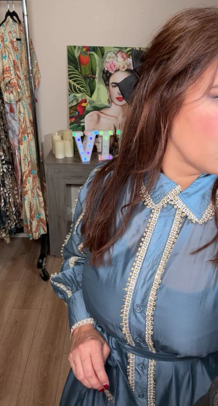 Vestido azul Egeo con borde entero resaltado con encaje metálico hilo de oro (#149)