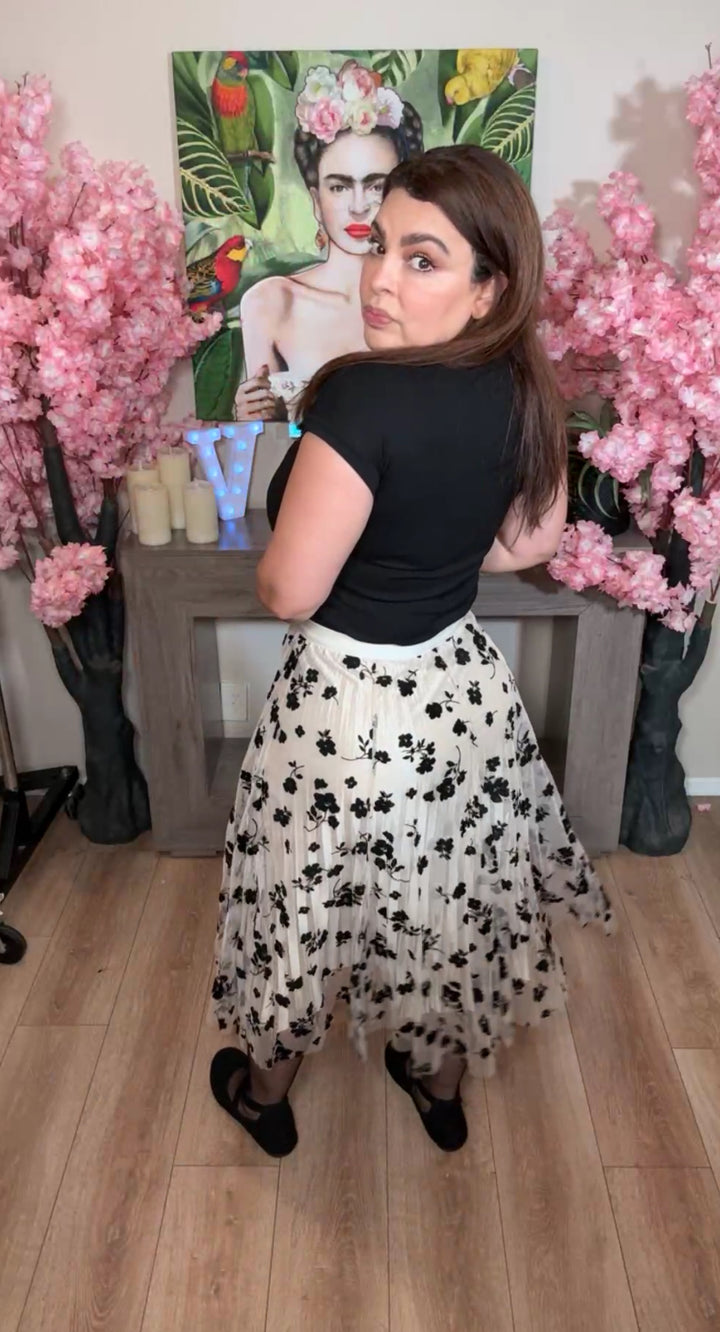 Set beige y negro floral tulle falda reversible y blusa negra flores 3D