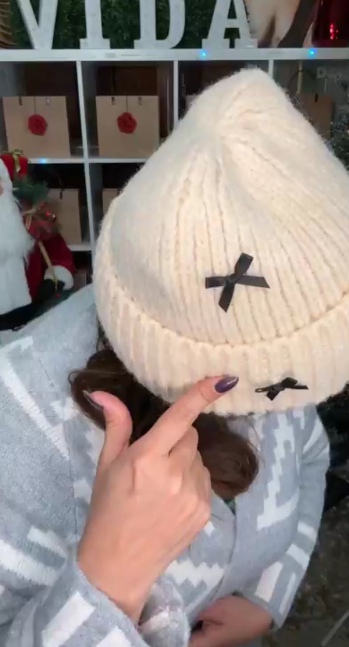 Gorro Beige Moños Negros Tejido