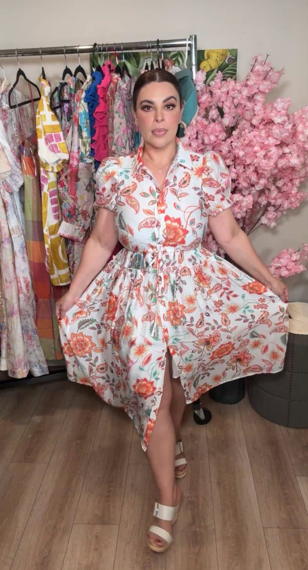 Vestido blanco floral naranja con cinto midi (