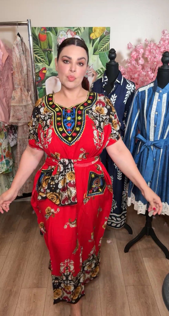 Vestido rojo bordado étnico y cinto maxi (