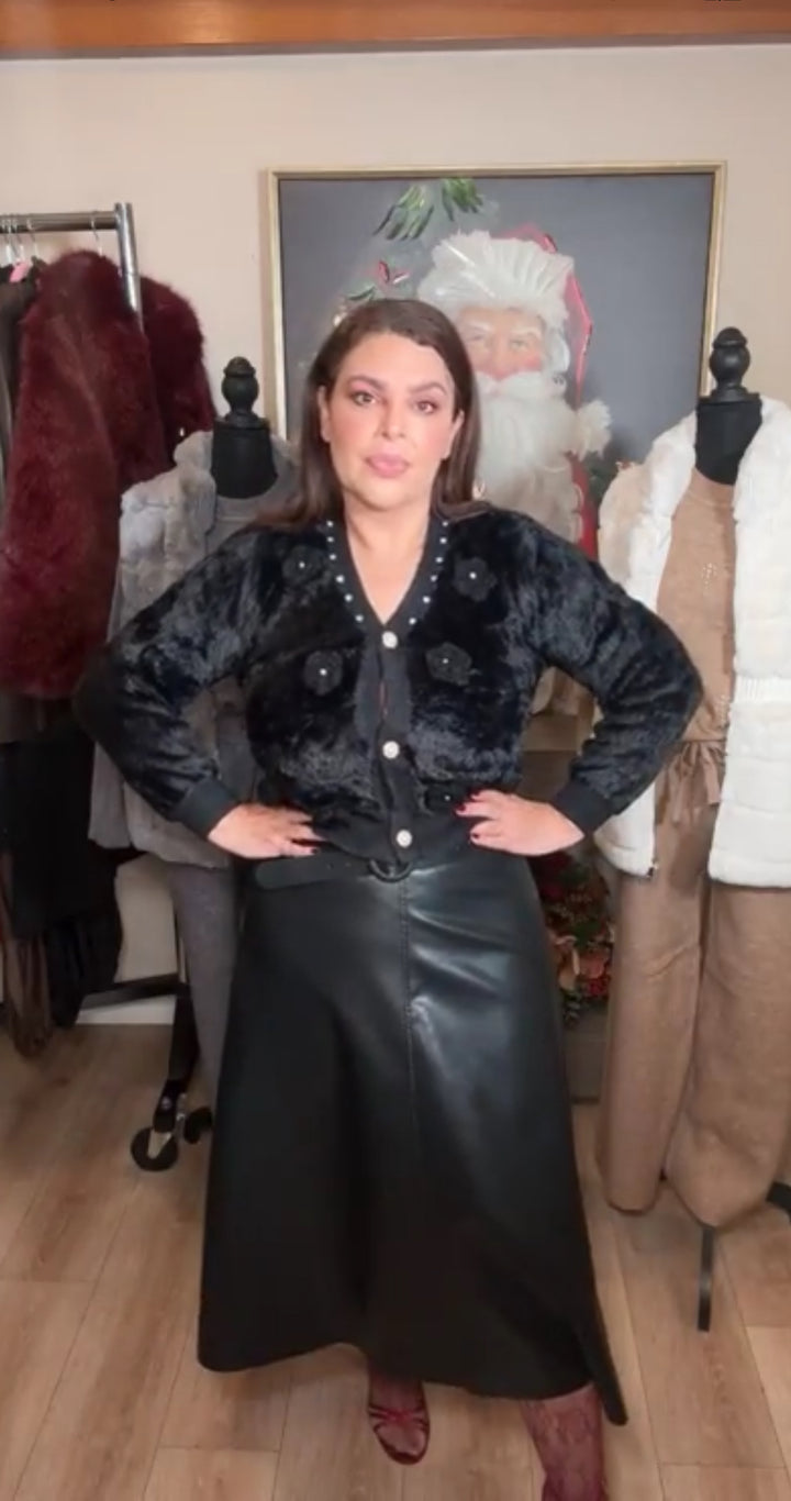 Sweater negro furry con flores tejidas y botón perla (#162)