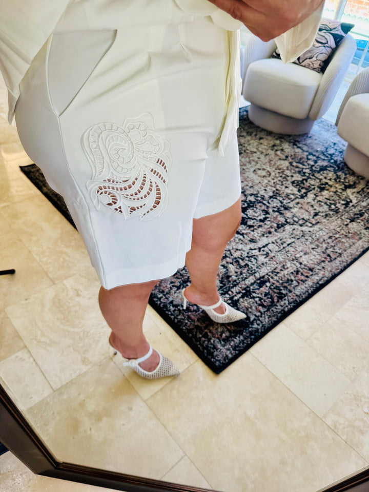 Set Blanco Rivir Blazer y Shorts Application Crochet Lujosa (