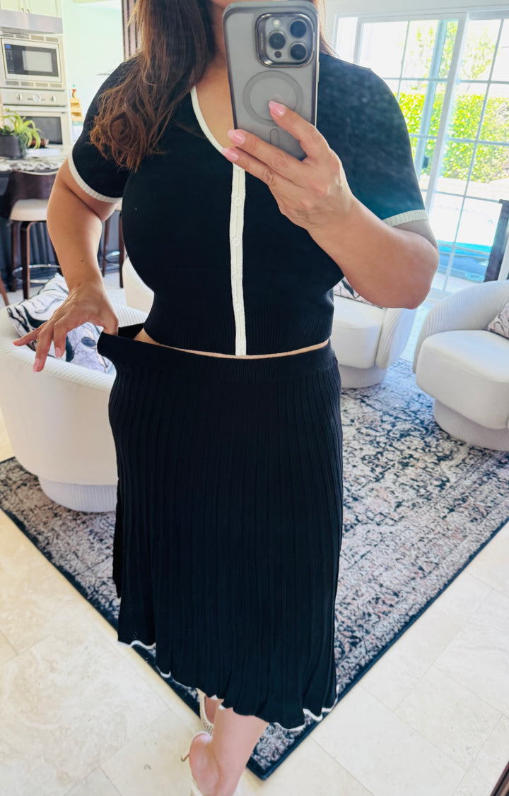 Set Negro Franja Beige Polo y Falda Estilo Tennis Midi (