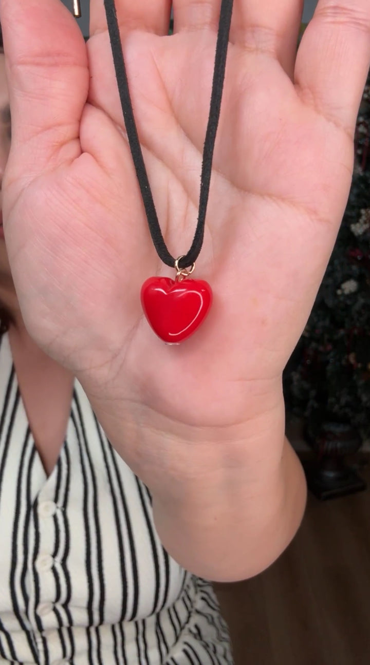 Collar Negro Gamuza Corazon Rojo (#145)