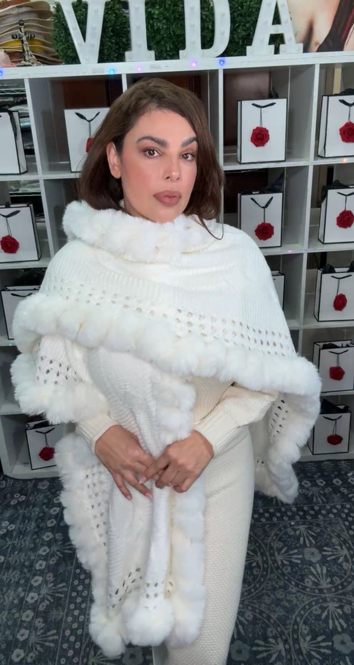 Shawl Beige Tejido y Fur Pom Pom (#134)