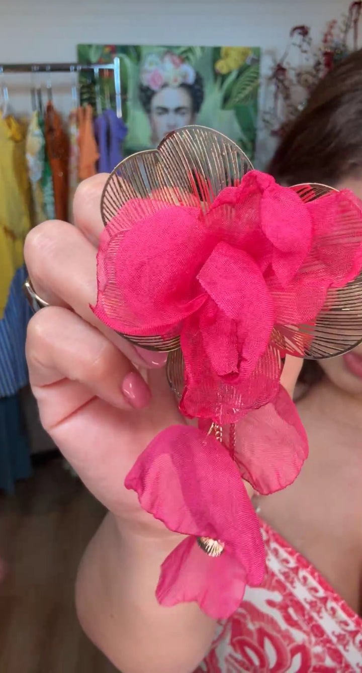 Arete Fuschia Flor Dorada con Caida Lux (#118)
