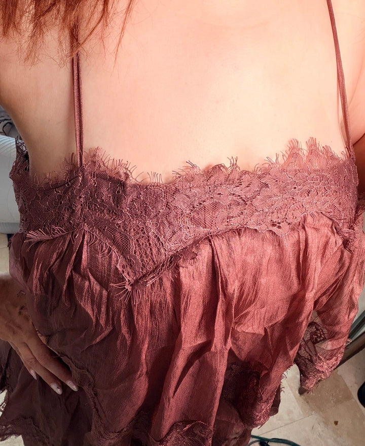 Vestido café organza y encaje en volantes maxi (