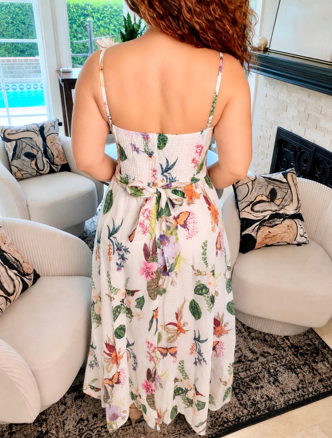 Vestido blanco flores y mariposas con cinto y aplicaciones 3D midi (