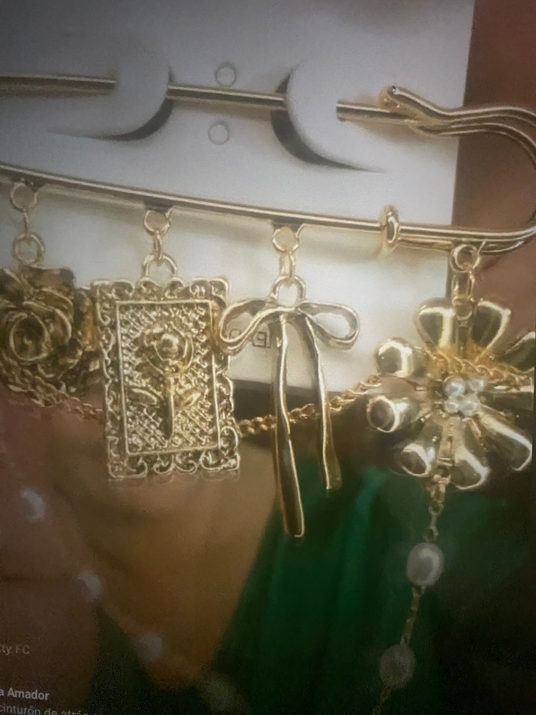 Prendedor Dorado Charms Perlas Moños Etc (#117)