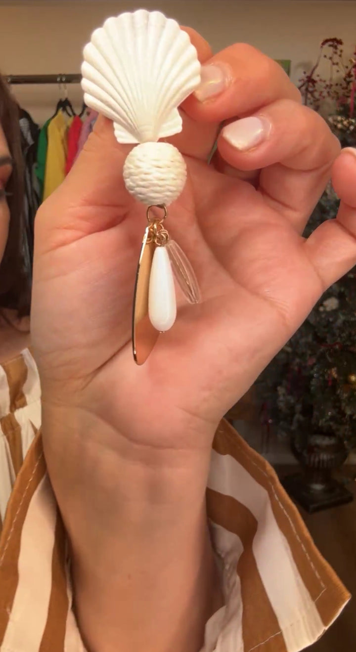 Arete Blanco Concha y Tassel (#110)