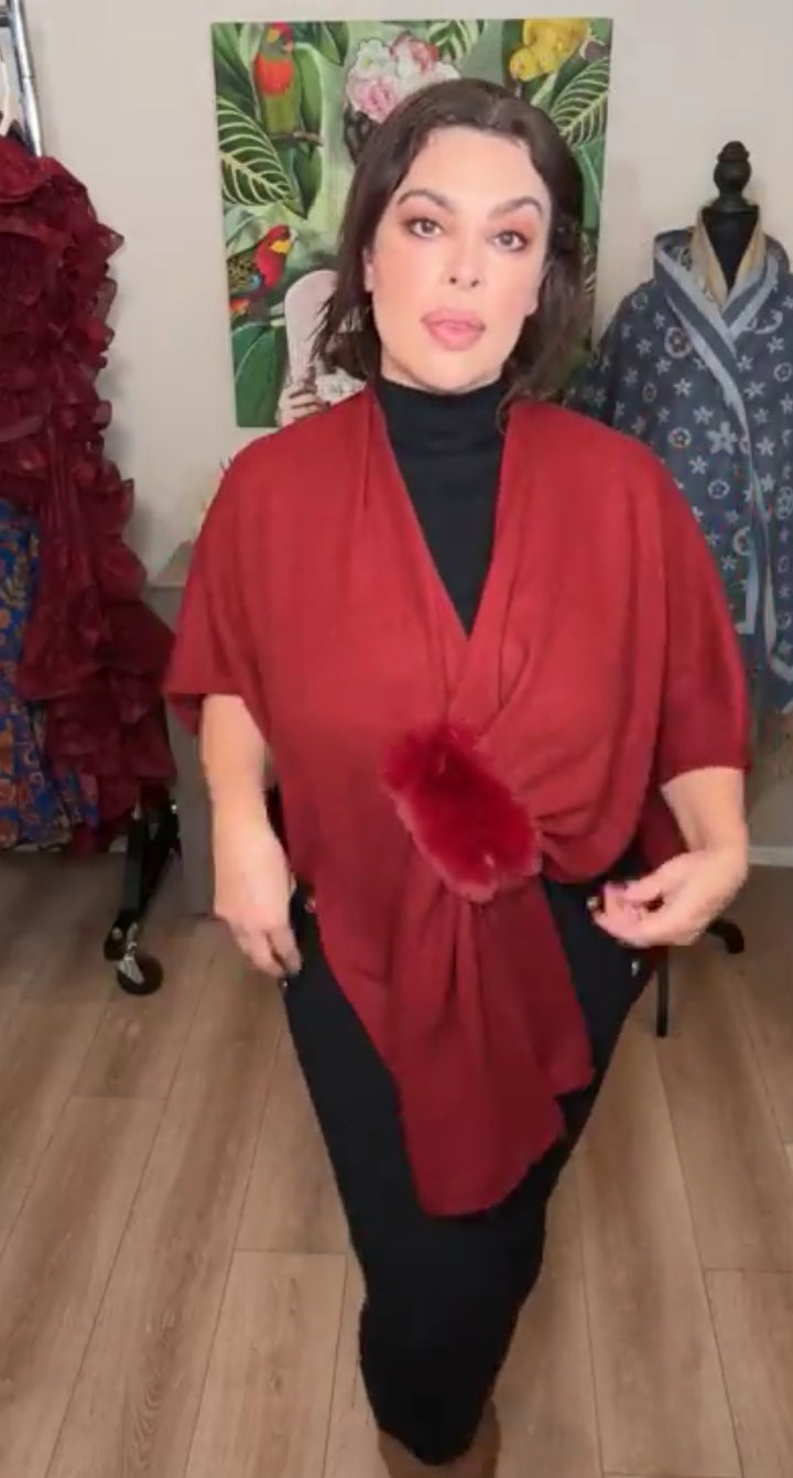 Poncho rojo con fur detalle frontal (#132)