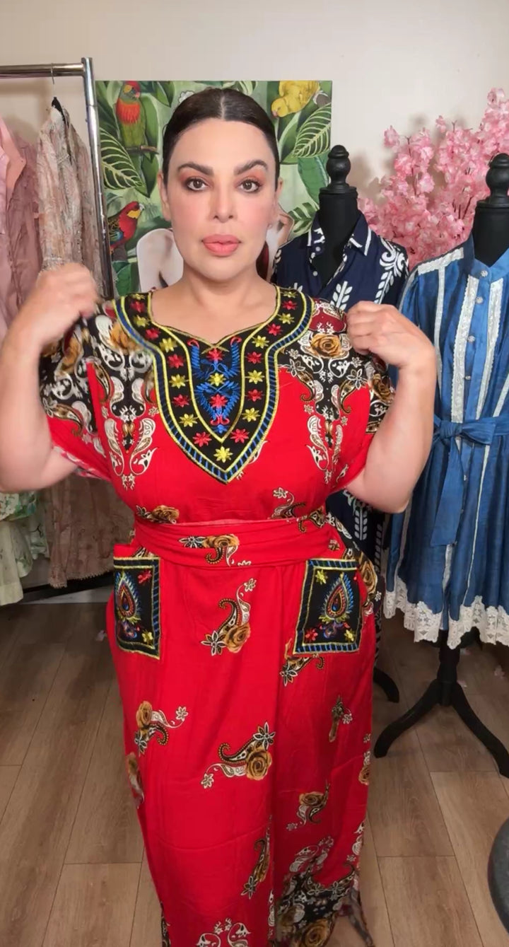 Vestido rojo bordado étnico y cinto maxi (