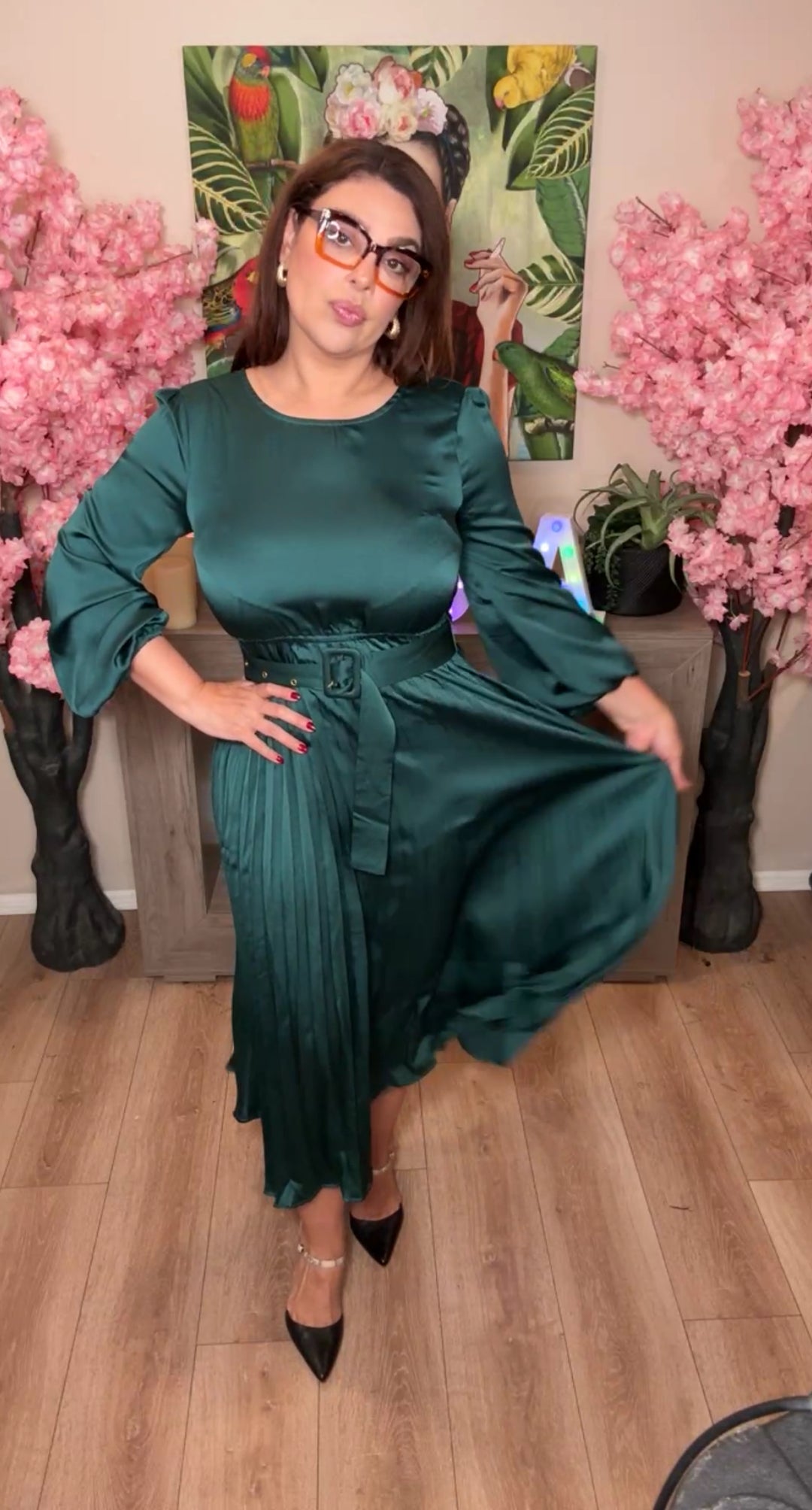 Vestido verde satinado manga larga falda plisada midi (#308)