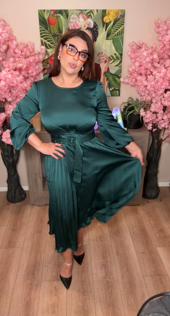 Vestido verde satinado manga larga falda plisada midi (#308)